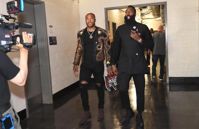 76人多点开花，半场狂轰11记三分得到69分（76人火力全开，半场飙进11记三分豪取69分）