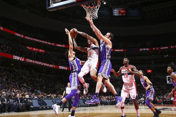 随阿根廷队在西班牙公开训练，梅西：感谢今天到场的所有人（阿根廷队在西班牙进行公开训练课，梅西向到场观众致谢）