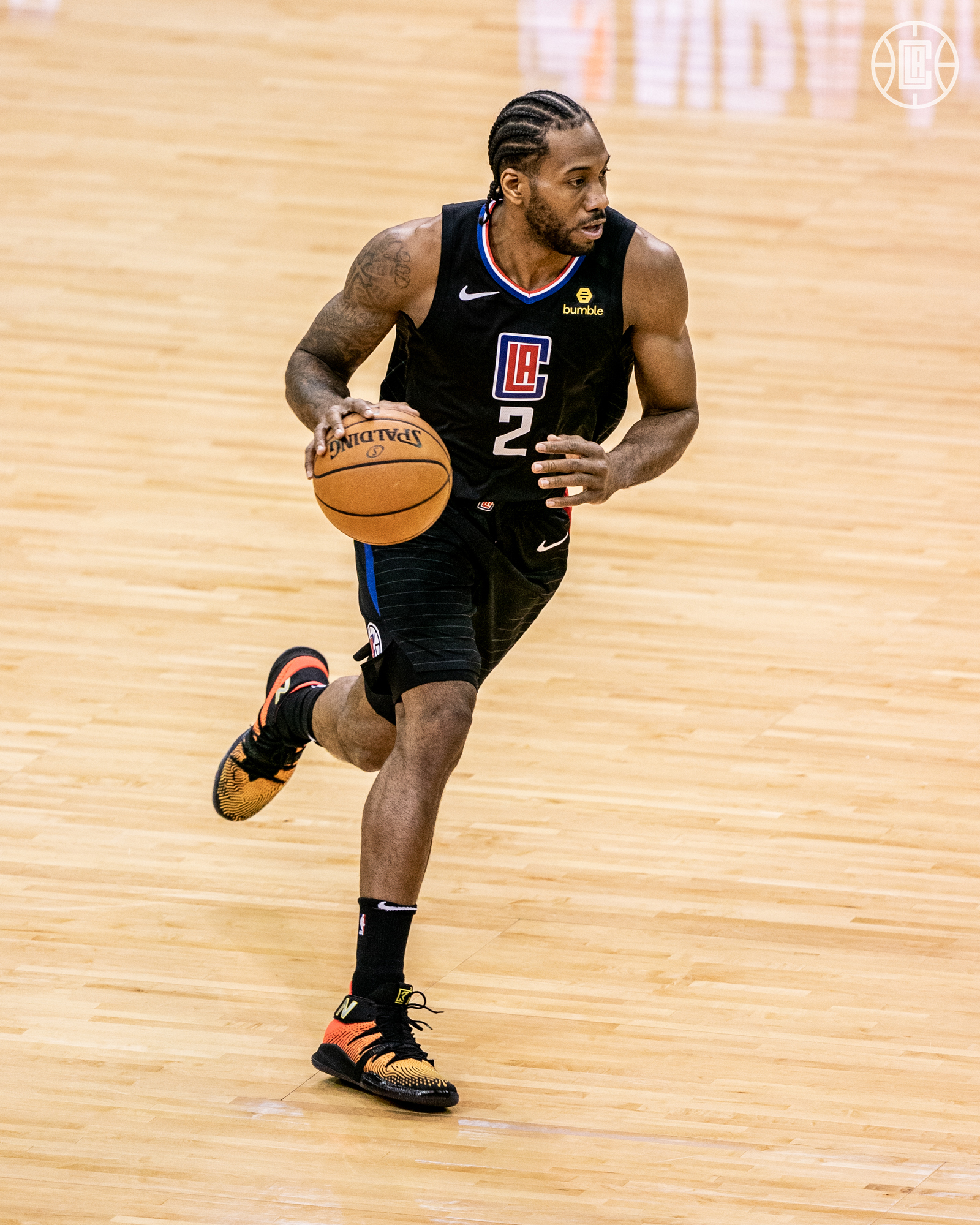 欧文突破制造罚球机会（欧文强突造犯规获罚球）