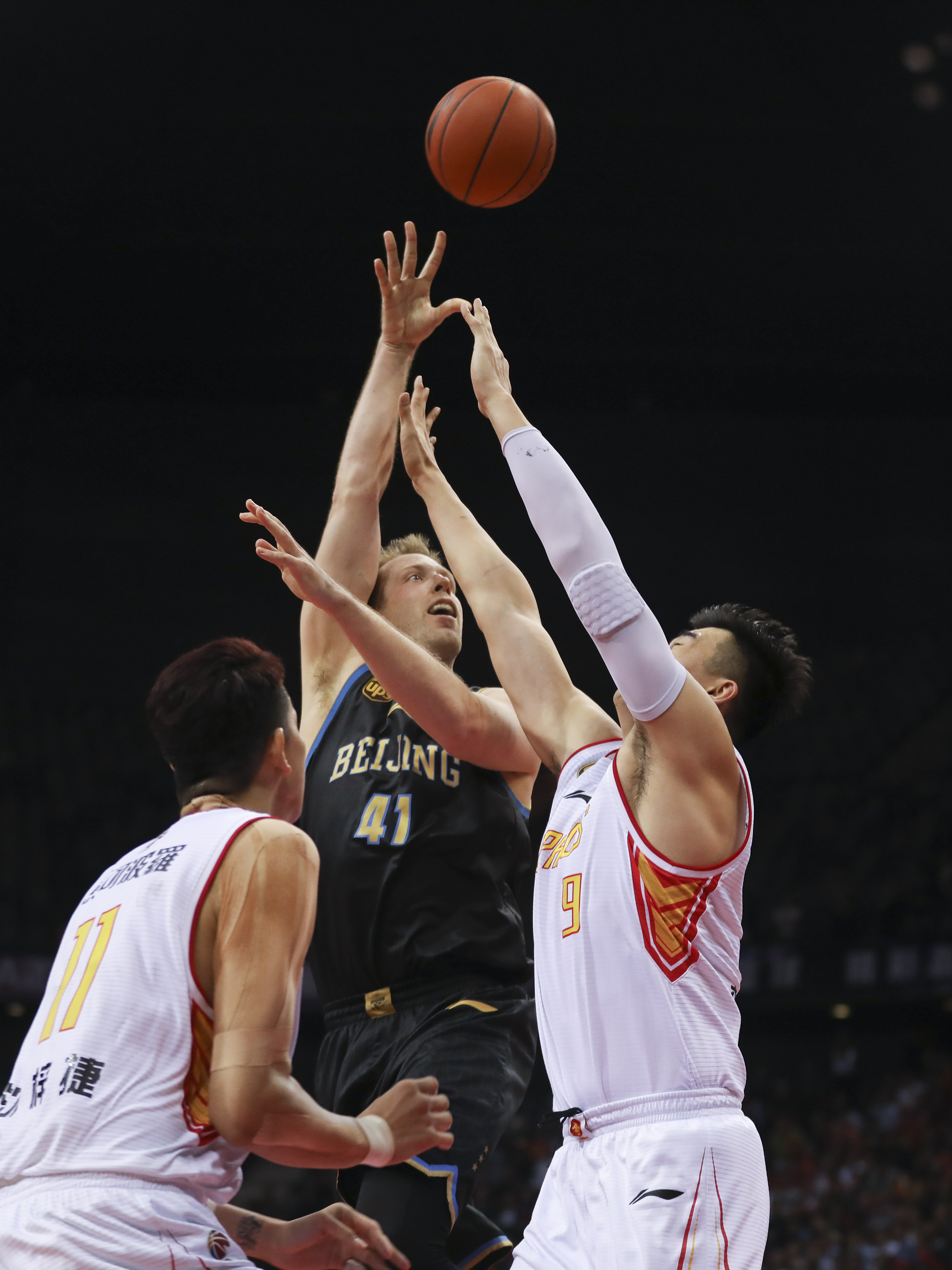 足坛的特殊玄学，赛前摸奖杯的后果有多严重？（足坛神秘禁忌：赛前触碰奖杯要付出多大代价？）