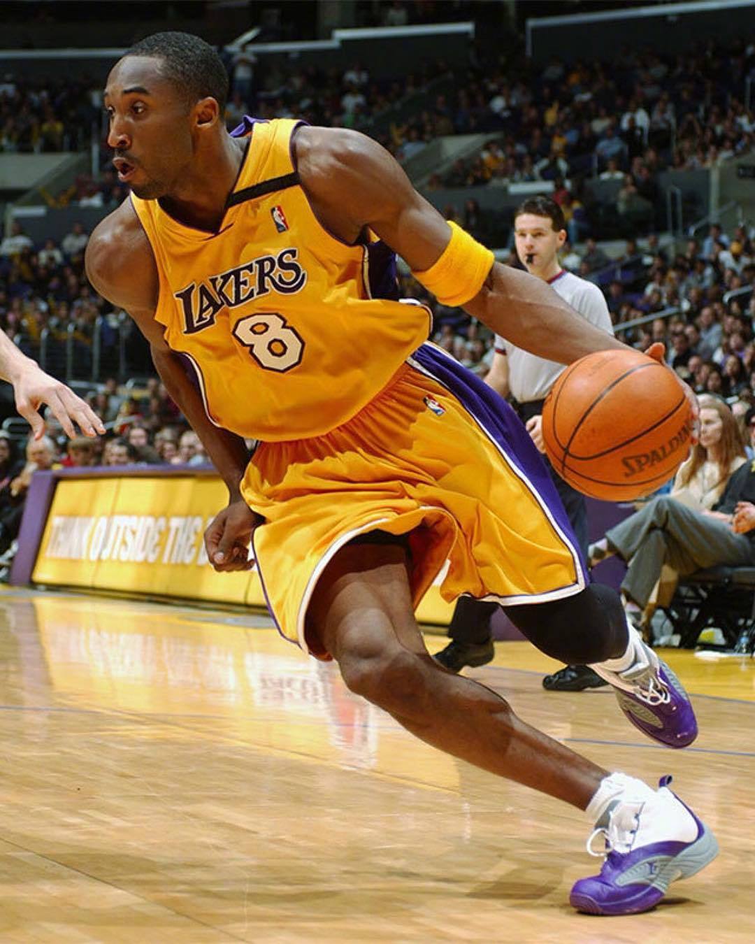 国米门将更替引热议，维卡里奥性价比突出，但适配性与未来规划存疑。（国米门将更替惹争议，维卡里奥性价比出众，但与体系契合度和未来规划仍存疑）