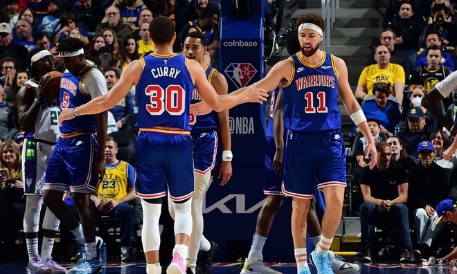 球员暖心动作感动全场（球员贴心举动温暖全场）