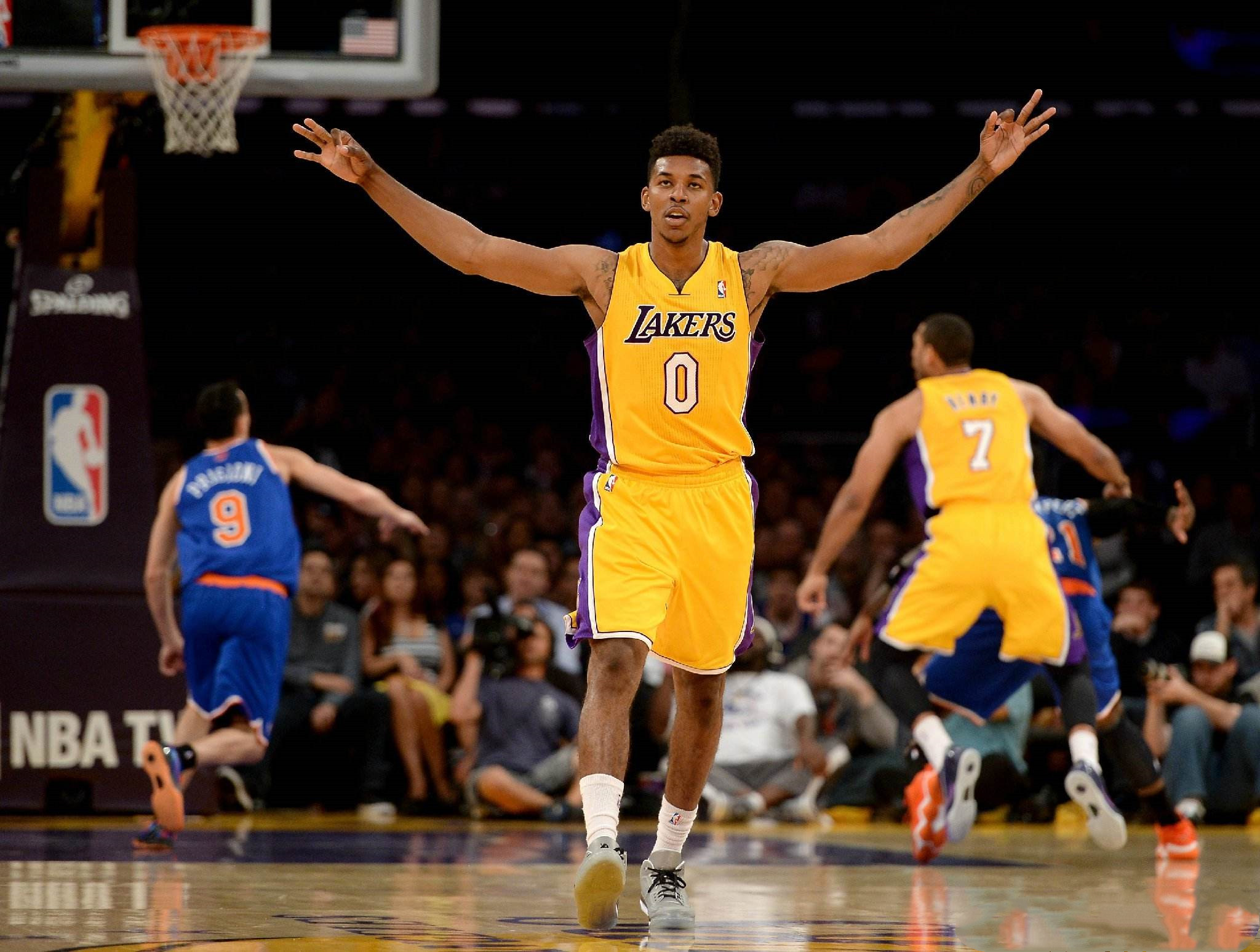 曼联英超14轮1-1战平西汉姆联，近5轮仅胜1场，阿莫林执教遇质疑，防守问题突出。（英超第14轮曼联1-1西汉姆，近5场仅一胜，阿莫林承压，防守短板明显）